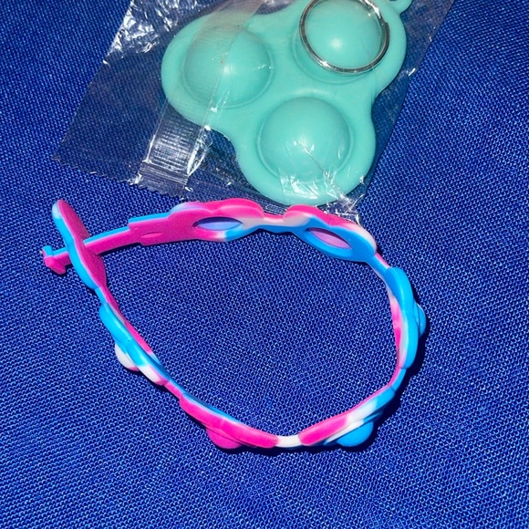 1 PC NEW Pop it Heart Bracelet ~ Sensory Fidget Toy ~ Stress Relief & Keychain - Picture 3 of 3